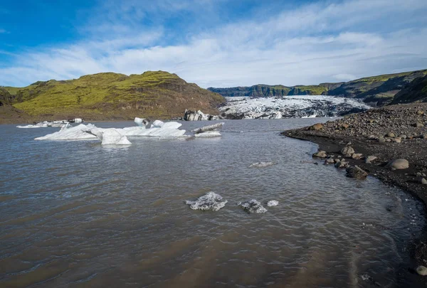 アイスランドのSkaftellsjokull氷河 Vatnajokull氷河からの氷河舌のスライドや氷河下Esjufjoll火山の近くのVatna氷河 氷と周囲の山々のブロックと氷河のラグーン — ストック写真
