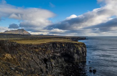 Batı İzlanda Highlands, Snaefellsnes yarımadası, Snaefellsjokull Ulusal Parkı, Londrangar Manzara Noktası 'ndaki otomobil gezisine bakın. Muhteşem siyah volkanik kayalık okyanus kıyısı.