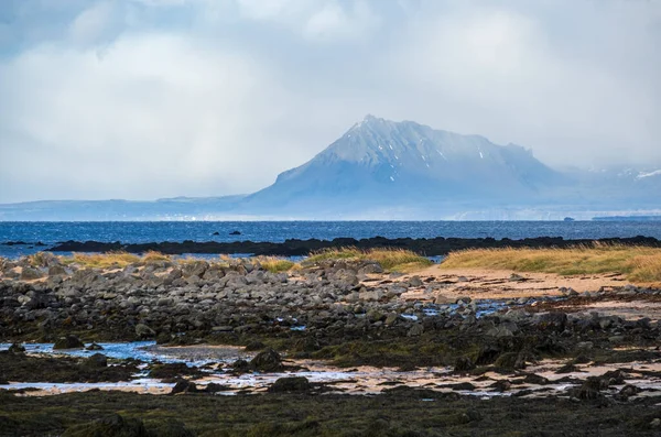 西アイスランドの高地 Snaefellsnes半島 Snaefellsjokull国立公園での自動車旅行中に表示されます クレーター 岩の海の海岸と壮大な火山ツンドラの風景 — ストック写真