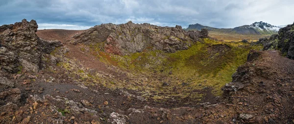 Saxholl Krateri, Snaefellsnes Yarımadası, Batı İzlanda 'dan muhteşem volkanik manzara. Snaefellsjokull Karlı volkan tepesi.