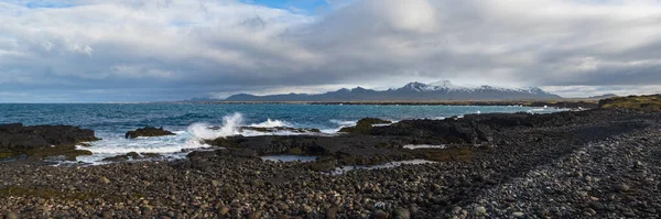 Захватывающий Черный Вулканический Каменистый Вид Побережье Океана Мыса Ондвердарнес Является — стоковое фото