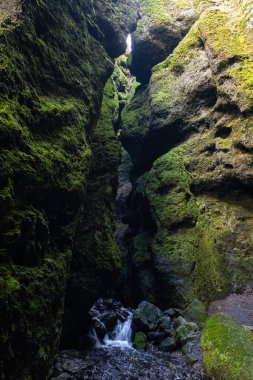 Batı İzlanda Highlands, Snaefellsnes yarımadası, Snaefellsjokull Ulusal Parkı 'ndaki otomobil gezisine bakın. Raudfeldsgja Geçidi 'nin muhteşem volkanik manzarası.