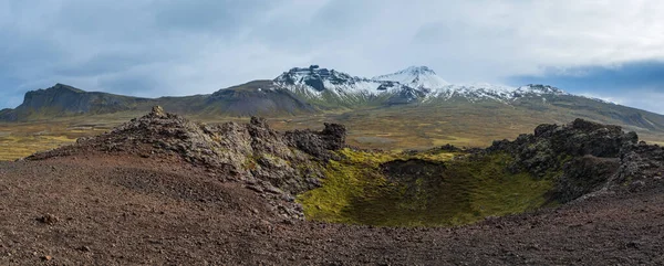 Saxholl Krateri, Snaefellsnes Yarımadası, Batı İzlanda 'dan muhteşem volkanik manzara. Snaefellsjokull Karlı volkan tepesi.