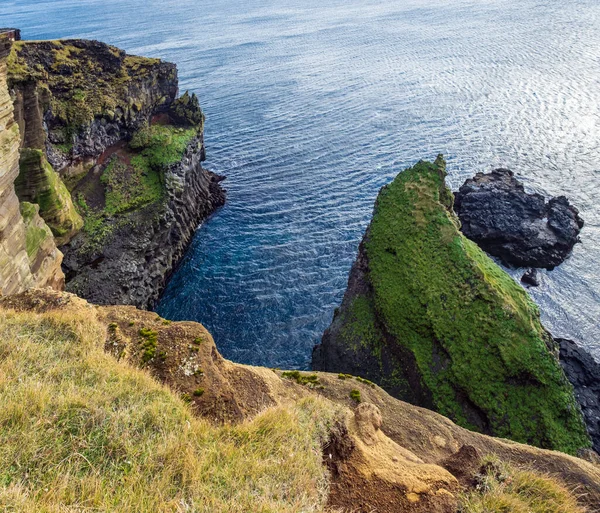 西アイスランドの高地 Snaefellsnes半島 Snaefellsjokull国立公園 ロンドランガービューポイントでの自動車旅行中に表示されます 壮大な黒い火山岩の海の海岸 — ストック写真