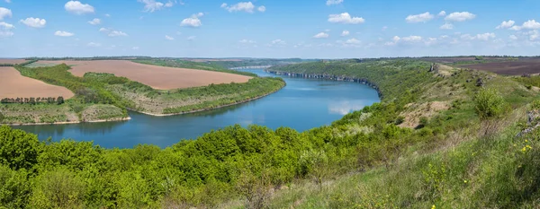 Dnister Nehri Kanyonu 'nun muhteşem bahar manzarası. Resimli kayalar, tarlalar, çiçekler. Shyshkovi Gorby, Nahoriany, Chernivtsi bölgesi, Ukrayna.