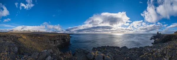 在冰岛西部 斯奈弗勒斯半岛 斯奈弗勒斯约翰库尔国家公园 朗兰加观景台等地的汽车观光游览 壮观的黑色火山岩海岸悬崖上的地标火山塔 — 图库照片