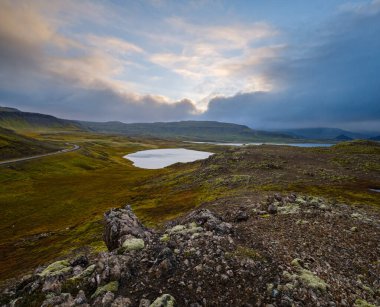 Batı İzlanda Highlands, Snaefellsnes yarımadası, Snaefellsjokull Ulusal Parkı 'ndaki otomobil gezisine bakın. Dağlarla, kraterlerle, göllerle, çakıl yollarıyla muhteşem volkanik tundra manzarası.