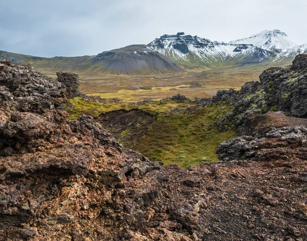 아이슬란드 분화구에서 수있는 떨어져 눈덮인 꼭대기에 — 스톡 사진