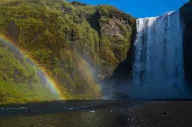 Suyla dolu büyük şelale Skogafoss sonbahar manzaralı, güneybatı İzlanda.