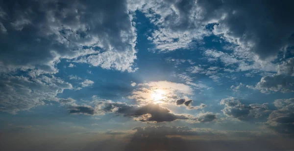 Sommer Solnedgang Himmel Med Solskin Fleece Farverige Skyer Aften Skumring - Stock-foto