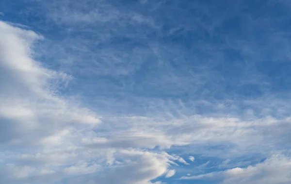 Modrá Obloha Bílými Mraky Slunci Široká Oblačnost Pozadí — Stock fotografie