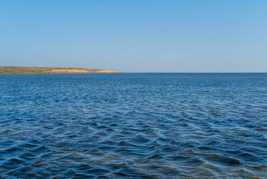 Büyük düz nehir körfezi yaz manzarası parçalanmış su yüzeyi