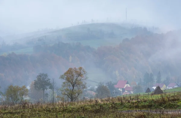 Chmurna Mglista Scena Jesiennych Gór Spokojne Malownicze Podróże Sezonowe Przyroda — Zdjęcie stockowe