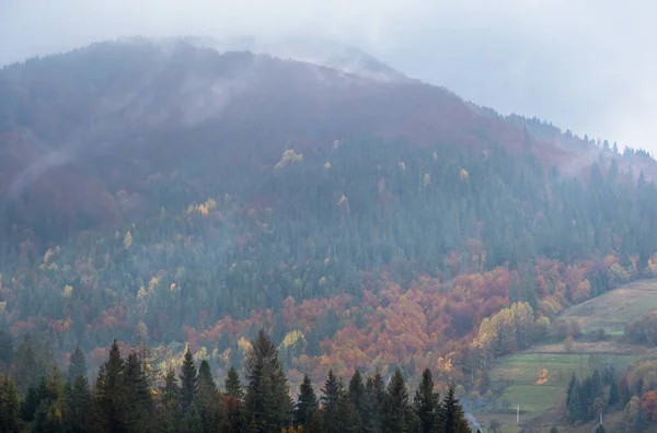 Bewolkt Mistig Herfst Bergen Scène Vreedzaam Pittoresk Reizen Seizoensgebonden Natuur — Stockfoto