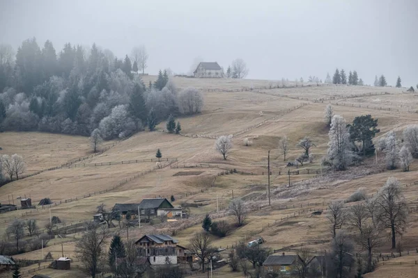 Inverno Sta Arrivando Mattina Nuvolosa Nebbiosa Scenario Montano Molto Tardo — Foto Stock