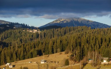 Sonbahar dağlarının kırsal kesimlerinde son güzel hava günleri. Huzurlu Ukrayna Karpatları manzarası.