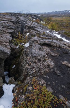 Siyah volkanik lavda büyük bir yarık, İzlanda, Myvatn yakınlarındaki Lava alanı Dimmuborgir..