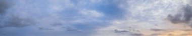 Akşam karanlığında bulutlar gökyüzü panoramik manzarası. İklim, çevre ve hava durumu gökyüzü arkaplanı.