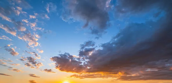 Akşam Karanlığında Bulutlar Gökyüzü Panoramik Manzarası Klim Çevre Hava Durumu — Stok fotoğraf