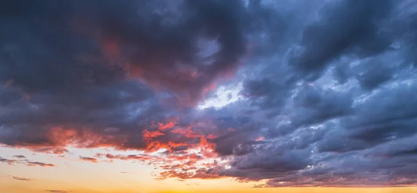 Облака Вечернем Закате Небо Панорамный Вид Климат Окружающая Среда Погода — стоковое фото