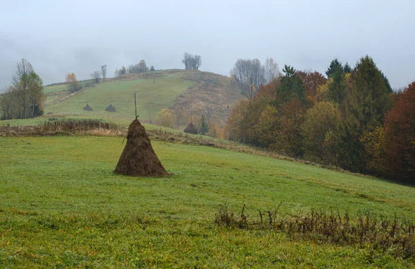 Bewolkt Mistig Herfst Bergen Scène Vreedzaam Pittoresk Reizen Seizoensgebonden Natuur — Stockfoto