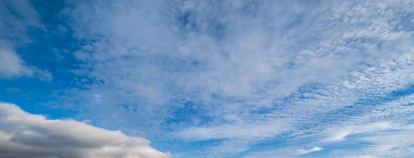 Bílé Mraky Modré Letní Obloze Panoramatické Pozadí — Stock fotografie
