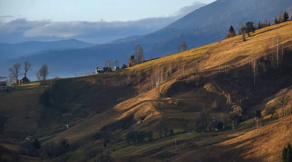 秋の山の田舎で最後の天気の良い日 平和的な絵のウクライナのカルパチア山脈のシーン — ストック写真