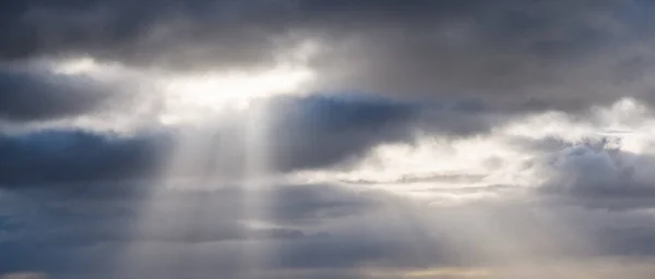 夕暮れの劇的な空に雲の穴を通して輝く太陽の景色 雲景空の背景 — ストック写真