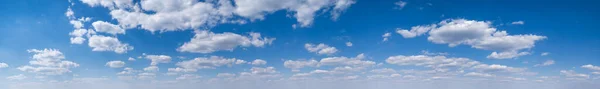 Λευκά Σύννεφα Μπλε Καλοκαιρινό Ουρανό Πανοραμικό Φόντο — Φωτογραφία Αρχείου