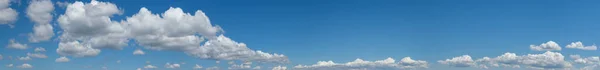 Witte Wolken Blauwe Zomer Hemel Panoramische Achtergrond — Stockfoto
