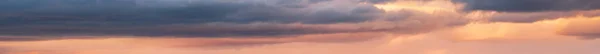 夕暮れ時の空のパノラマビューで雲 気象の概念空の背景 — ストック写真