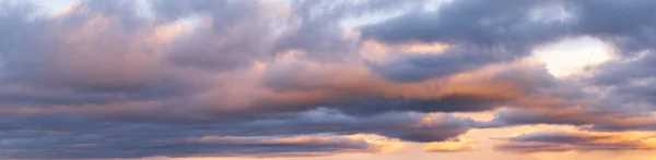 暮色中的云彩笼罩着整个天空 环境和天气概念的天空背景 — 图库照片