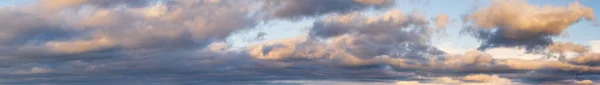 Moln Kvällen Skymning Himmel Panoramautsikt Klimat Miljö Och Väder Koncept — Stockfoto