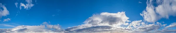 Witte Wolken Blauwe Zomer Hemel Panoramische Achtergrond — Stockfoto