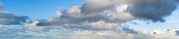 Λευκά Σύννεφα Μπλε Καλοκαιρινό Ουρανό Πανοραμικό Φόντο — Φωτογραφία Αρχείου