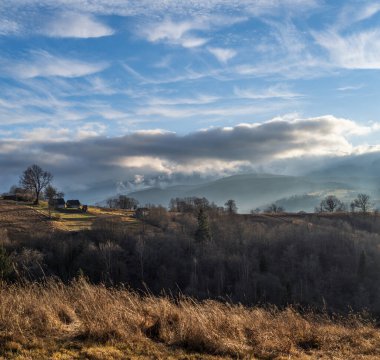 Sonbahar dağlarının kırsal kesimlerinde son güzel hava günleri. Huzurlu Ukrayna Karpatları manzarası.