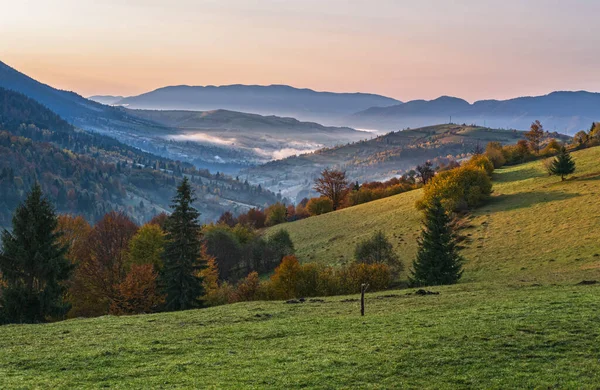 多雾的早秋山景 宁静的风景秀丽的旅游 季节性的 自然的和乡村的美的概念风景 乌克兰喀尔巴阡山脉 — 图库照片