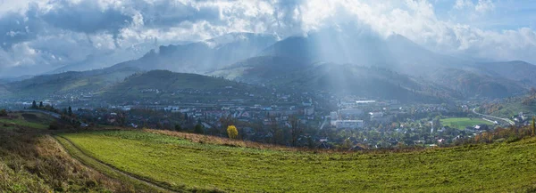 Morgens Nebelschwaden Sonnenlicht Und Herbstliche Berglandschaft Ukraine Karpaten Borzhava Gebirge — Stockfoto