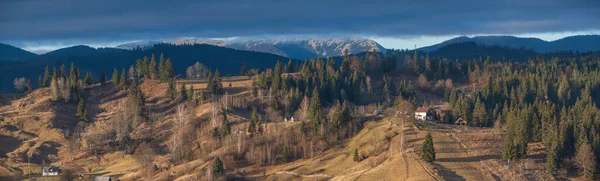 美丽的早晨 在深秋的山地乡村上空 乌克兰喀尔巴阡山脉和平旅游 自然与乡村美景概念景观 — 图库照片
