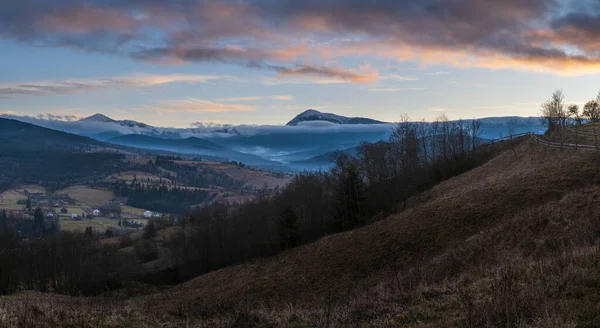 Pintoresca Mañana Antes Del Amanecer Sobre Campo Montaña Finales Otoño — Foto de Stock