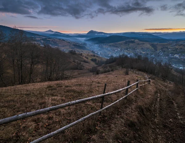 晩秋の山の田舎の上に絵のような前の日の出の朝 ウクライナ カルパチア山脈 ホヴラ ペトロストップまで — ストック写真