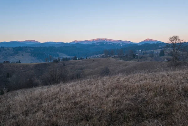 晩秋の山の郡側の日没のシーン 絵のような旅行 自然と田舎の美しさのコンセプトシーン カルパティア人 ウクライナ — ストック写真