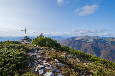 Sonbahar sabahı Karpat Dağları sakin resim sahnesi, Ukrayna.