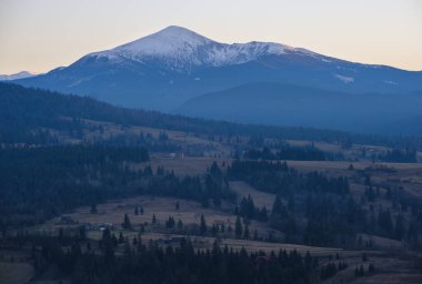 Sonbahar sonu dağ manzarası kırsal kesimde gün batımı. Resimli seyahat, mevsimlik, doğa ve kırsal güzellik konsepti. Karpatlar, Ukrayna.