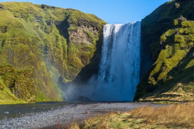 Suyla dolu büyük şelale Skogafoss sonbahar manzaralı, güneybatı İzlanda.
