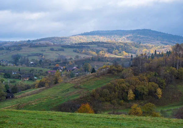 Bulutlu Sisli Sonbahar Dağ Manzarası Karpatlar Ukrayna Huzurlu Manzaralı Seyahat — Stok fotoğraf