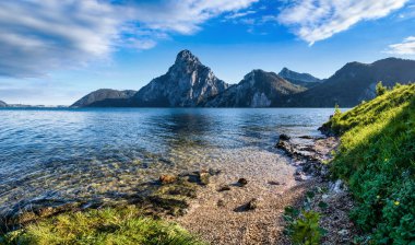 Huzurlu sonbahar Alpleri dağ gölü. Traunsee Gölü ve Yukarı Avusturya 'daki Traunstein Dağı' nın sabah panoramik manzarası.