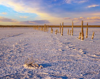 Genichesk Pembesi üzerinde gün batımı son derece tuzlu göl (kristal tuz kalıntılarıyla mikro algler tarafından renklendirilmiş), Ukrayna.