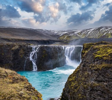 Resimli şelale Sigoldufoss sonbahar manzarası. Güney İzlanda 'da mevsim değişimi.