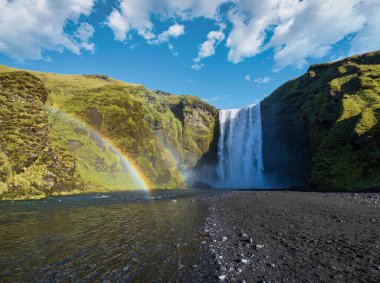 Suyla dolu büyük şelale Skogafoss sonbahar manzaralı, güneybatı İzlanda.